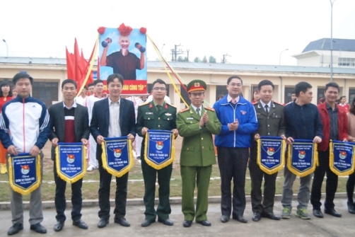 Đồng chí Nguyễn Ngọc Việt, UVBCH Trung ương Đoàn, Phó Bí thư Thành đoàn, Chủ tịch Hội LHTN thành phố Hà Nội trao cờ lưu niệm cho các đơn vị tham gia
